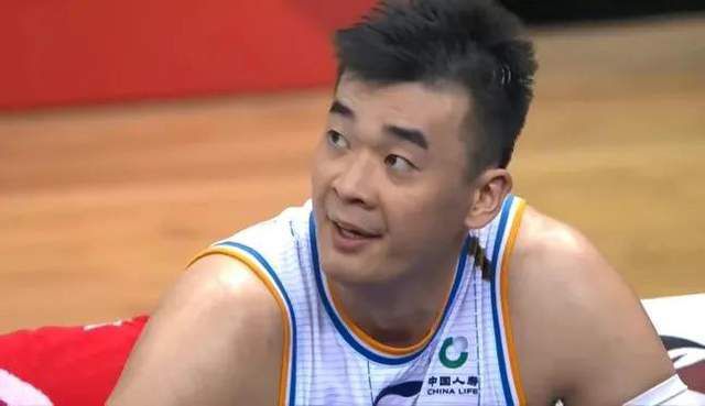 此次是本尼西奥继09年1月赴日宣传《切 《银河护卫队2》洛杉矶补拍 本尼西奥现身片场 2016-08-16 已于6月杀青的《银河护卫队2》日前正在洛杉矶进行补拍，在片中饰演“收藏家”的本尼西奥·德尔·托罗以一头白发、白眉当头的造型现身片场，大步流星的在片场穿行。