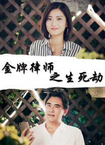 另一组照片中，朱一龙休闲风穿搭清凉随性，夏日乘船出海，留 不变的友情！